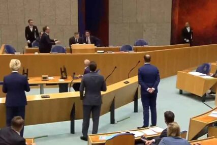 KORONA VIRUS GA IZMORIO Ministar zdravlja se onesvijestio u parlamentu, pa dao OSTAVKU (VIDEO)