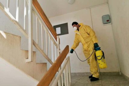 Preventivne mjere: Počela dezinfekcija ulaza i stubišta zgrada u Trebinju