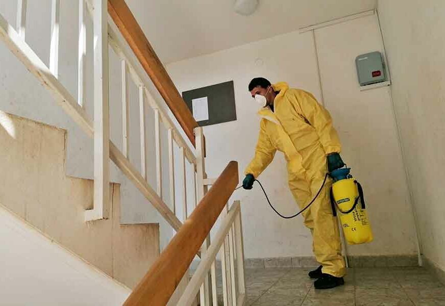 Preventivne mjere: Počela dezinfekcija ulaza i stubišta zgrada u Trebinju