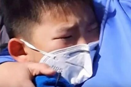 VIDEO KOJI JE RAZNJEŽIO SVIJET Sin ugledao majku nakon 29 dana izolacije (VIDEO)