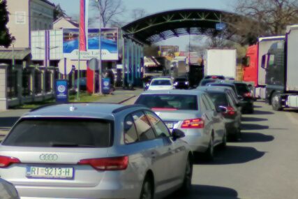 Pojačan saobraćaj na izlazu iz BiH na graničnim prelazima Gradiška i Izačić
