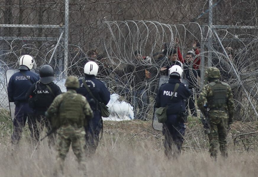 HAOS NA GRANICI TURSKE I GRČKE Migranti pokušavali srušiti ogradu, policija ih rastjerivala suzavcem