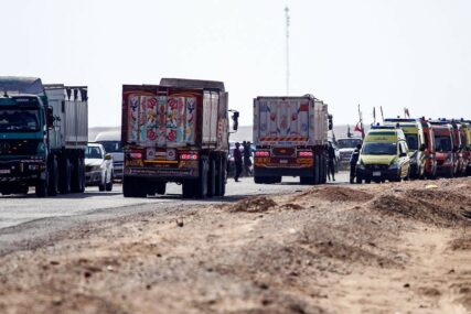VELIKA TRAGEDIJA U EGIPTU Šleper udario u automobile, poginulo najmanje 15 osoba