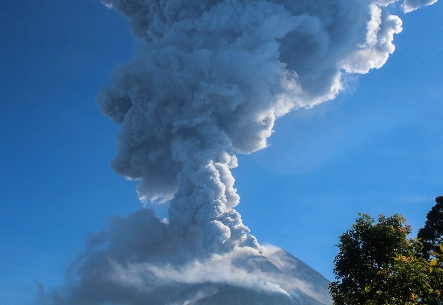 STUB DIMA I PEPELA Veliki vulkan proradio na Javi (VIDEO)