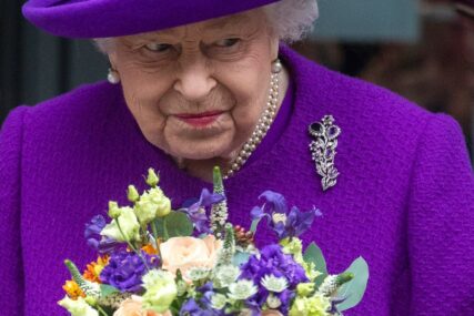 “NE IDITE U KAFIĆE” Kraljica Elizabeta posavjetovala sugrađane kako treba da se ponašaju