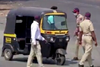 POLICAJCI ŠTAPOVIMA ZAVODE RED U INDIJI Ovako izgleda karantin za 1,3 milijarde ljudi (VIDEO)