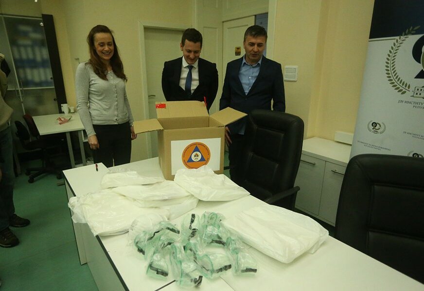 DONACIJA U PRAVI ČAS Radnici koji će se boriti protiv korona virusa dobili 200 zaštitinih odijela (FOTO)