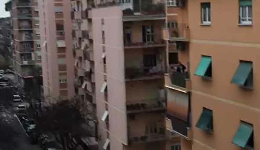 PUSTIM ULICAMA ZAORILA SE PJESMA Izašli na balkone i APLAUDIRALI medicinskim radnicima (VIDEO)