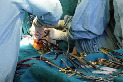 Doktori mu spasili život: Muškarcu tokom operativnog zahvata iz stomaka izvađena 233 strana predmeta