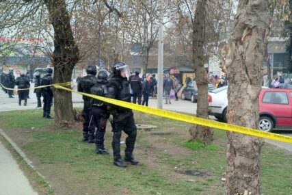 INTERVENISALA I POLICIJA Sukob migranata u Zenici zbog POZICIJE NA MOSTU za prodaju maramica