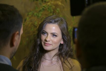 NEUMORNA Milica Pavlović čula fanove kako pjevaju njenu pjesmu, pa im se PRIDRUŽILA (VIDEO)