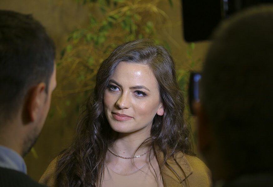 NEUMORNA Milica Pavlović čula fanove kako pjevaju njenu pjesmu, pa im se PRIDRUŽILA (VIDEO)