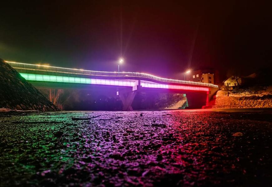 U ZNAK SOLIDARNOSTI Most na Vrbasu u bojama italijanske zastave (FOTO)