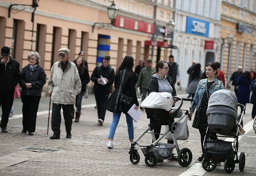 Građani šetaju Gospodskom ulicom u Banjaluci