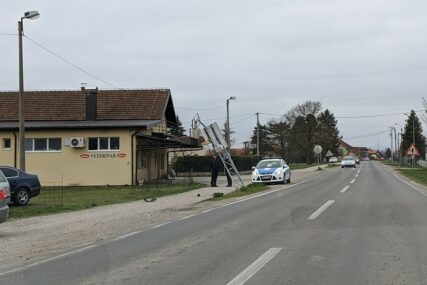 LAKŠE POVRIJEĐENA DJEVOJKA Sletjela sa puta i udarila u saobraćajni znak i betonsku ogradu