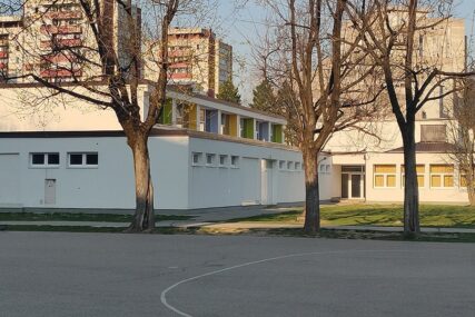TUKLI GA BEJZBOL PALICAMA Ispred škole Vuk Karadžić u Banjaluci 3 nasilnika brutalno pretukla učenika, roditelji u strahu