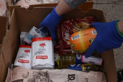 VRIJEDNI ĐACI Banjalučki učenici u akciji Crvenog krsta prikupili namirnice za 200 humanitarnih paketa (FOTO)