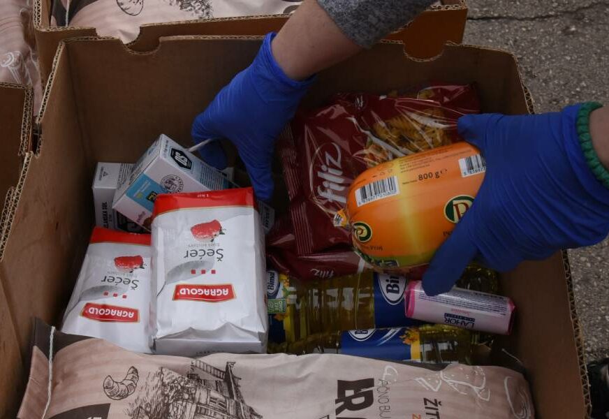 VRIJEDNI ĐACI Banjalučki učenici u akciji Crvenog krsta prikupili namirnice za 200 humanitarnih paketa (FOTO)