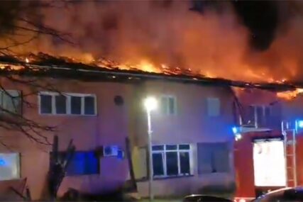 VATROGASCI U AKCIJI Izbio velik požar na stambenoj zgradi u Srpcu
