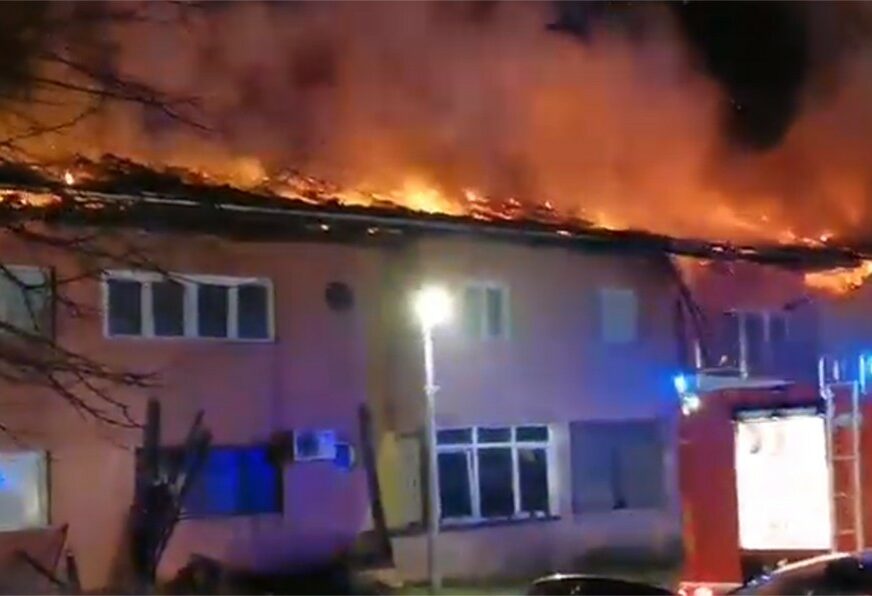 VATROGASCI U AKCIJI Izbio velik požar na stambenoj zgradi u Srpcu