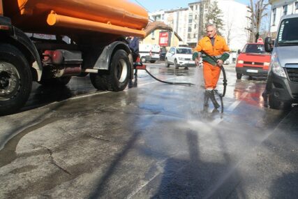 POJAČANE MJERE DEZINFEKCIJE “Čistoća” pere ulice u Banjaluci (FOTO)