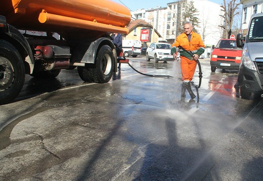POJAČANE MJERE DEZINFEKCIJE “Čistoća” pere ulice u Banjaluci (FOTO)