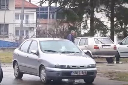 ŠTA RADI ČOVJEK NA PARKINGU Snimak iz Prnjavora uznemirio građane (VIDEO)