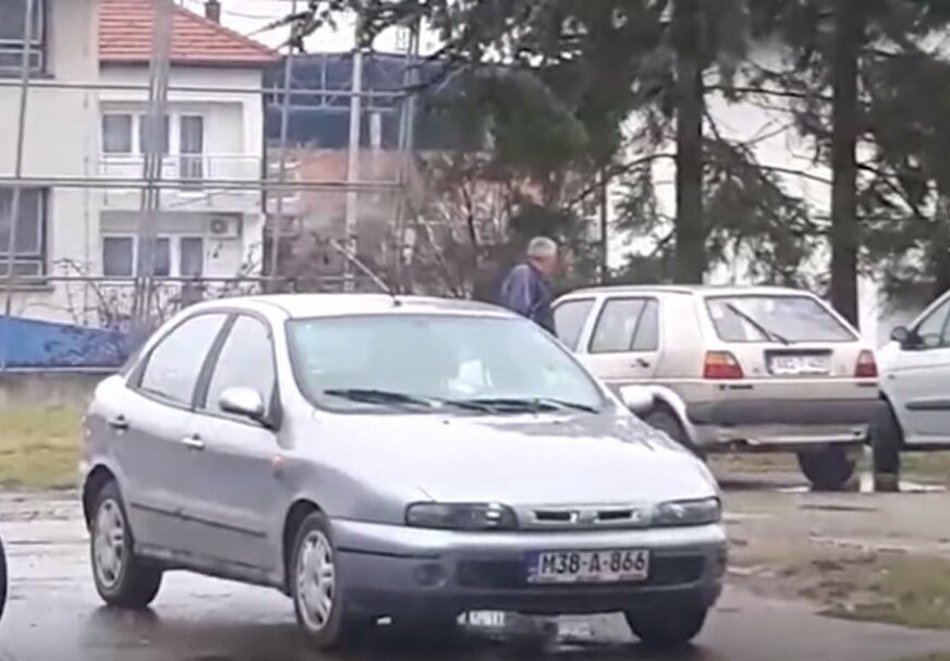 ŠTA RADI ČOVJEK NA PARKINGU Snimak iz Prnjavora uznemirio građane (VIDEO)