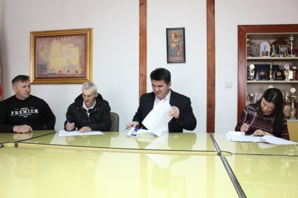 Potpisani ugovori sa korisnicima plasteničke proizvodnje u Loparama