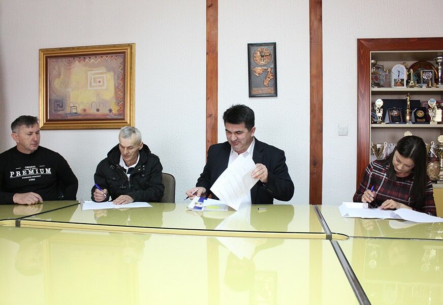 Potpisani ugovori sa korisnicima plasteničke proizvodnje u Loparama