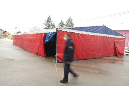 DA BI BORBA S KORONOM BILA USPJEŠNA Federalni inspektori u šatore na granici poslali 28 osoba