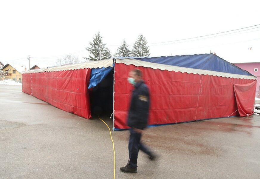 DA BI BORBA S KORONOM BILA USPJEŠNA Federalni inspektori u šatore na granici poslali 28 osoba