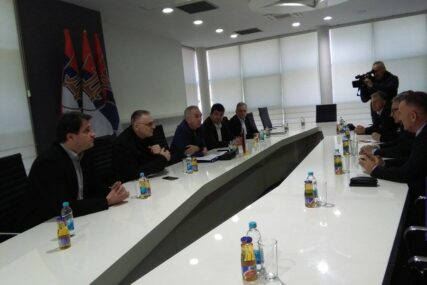 MIĆIĆ NUDIO KOMPROMIS Srpskainfo otkriva detalje današnje sjednice Predsjedništva SDS