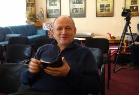 SMIJENJEN SLOBODAN ŠOJA Ministru kulture i sporta zasmetao njegov komentar o Biljani Plavšić