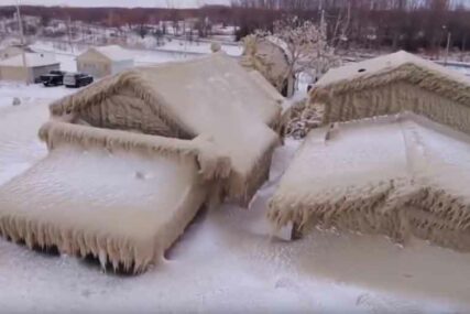 LED OKOVAO KUĆE I DRVEĆE Snježna oluja napravila PRIZOR IZ BAJKE u ovom dijelu svijeta (VIDEO)