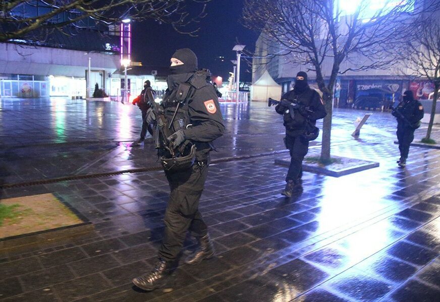 PREKRŠILI POLICIJSKI ČAS Policija sinoć u Srpskoj KAZNILA 56 građana zatečenih na ulici