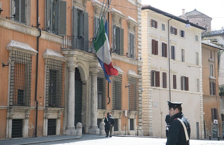 PANDEMIJA U ITALIJI Zastave na pola koplja i minuta ćutanja za žrtve virusa korona