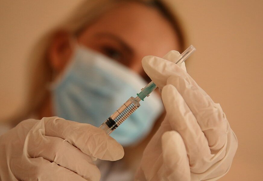 BITKA KOJU KINA NE SMIJE IZGUBITI Počela prva faza testiranja vakcine protiv korona virusa