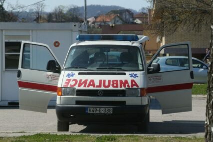 Drama u Derventi: Teslićanin sa balkona partnerkinog stana pao na beton, pa ga pretukli njen sin i bivši suprug