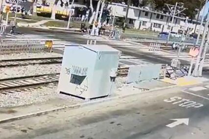 KOLIKO SREĆE U NESREĆI Vozač čudom ostao živ nakon udarca voza (VIDEO)