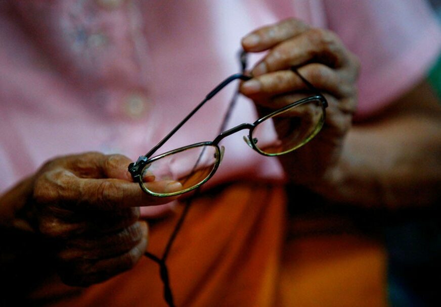 PREVENCIJA KORONA VIRUSU Kontaktna sočiva zamijenite naočalama, dok traje pandemija