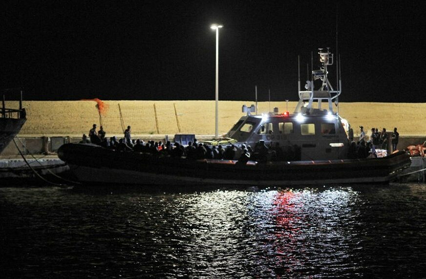 TRAGEDIJA KOD LEZBOSA Migranti sami prevrću čamce, TIJELA DJECE izvučena iz mora