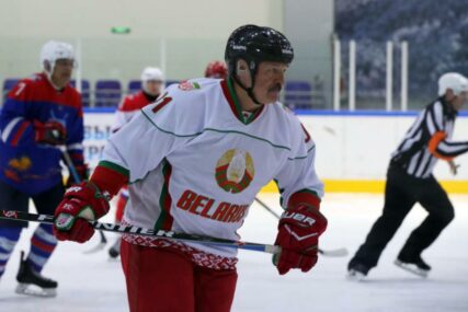 PRKOSI VIRUSU Lukašenko zaigrao hokej (VIDEO)