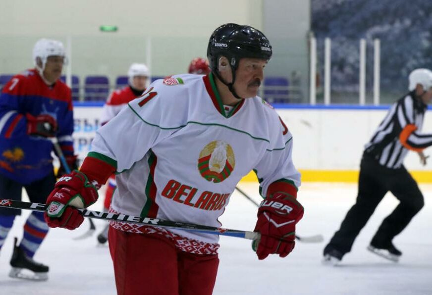 PRKOSI VIRUSU Lukašenko zaigrao hokej (VIDEO)