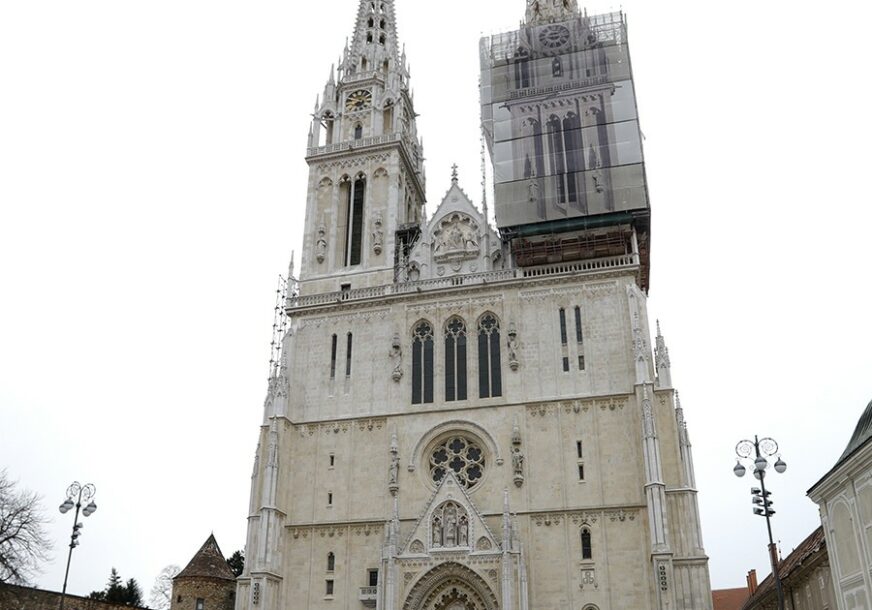 OŠTEĆEN U ZEMLJOTRESU Kontrolisanom eksplozijom odlomljen vrh tornja Zagrebačke katedrale
