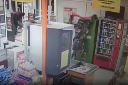 NEVJEROVATNA LAKOĆA Za samo 20 sekundi ukrali bankomat i to pred ŠOKIRANIM RADNICIMA (VIDEO)