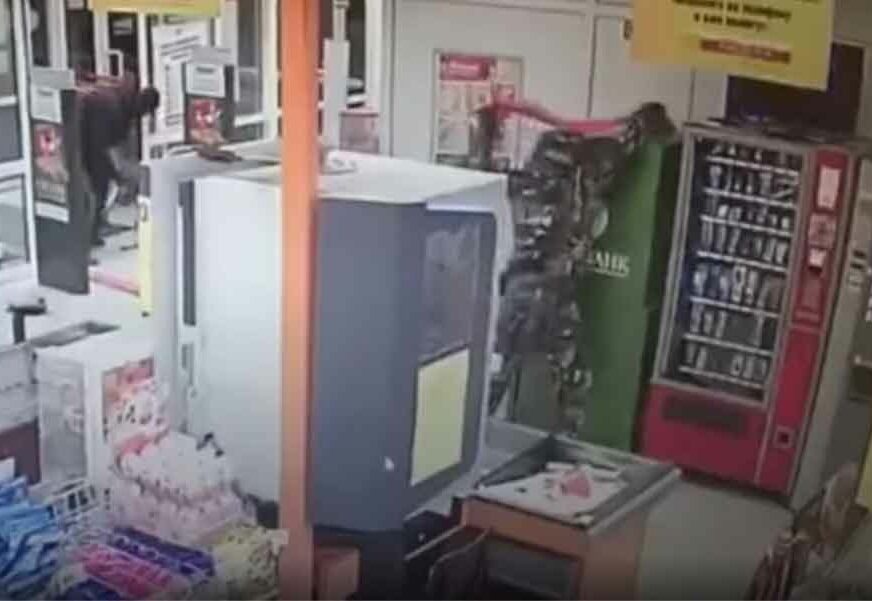 NEVJEROVATNA LAKOĆA Za samo 20 sekundi ukrali bankomat i to pred ŠOKIRANIM RADNICIMA (VIDEO)