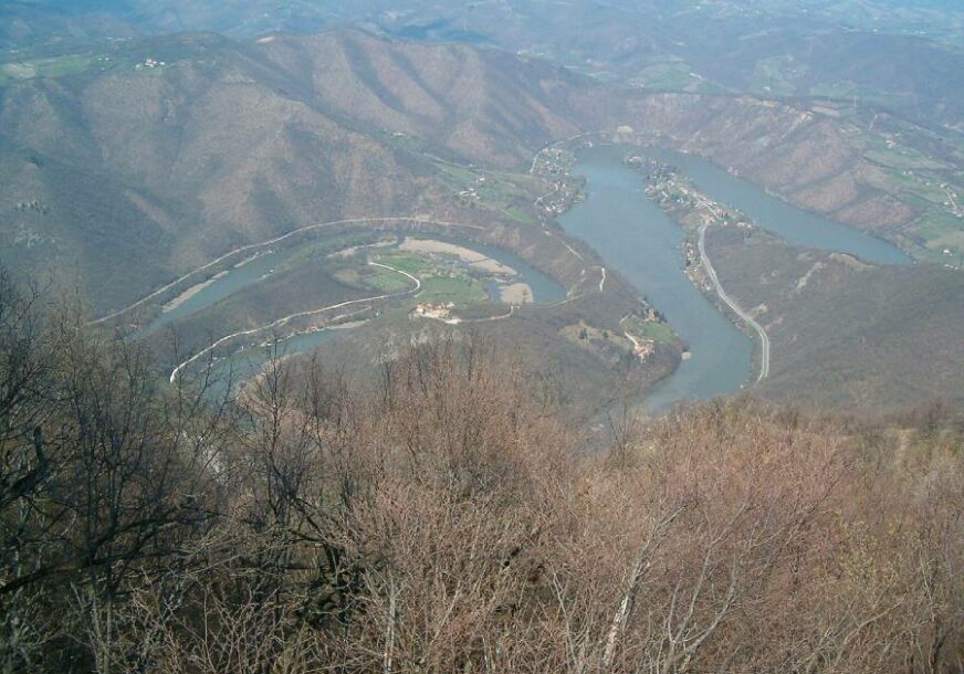 SADA SU NA SIGURNOM Spasene djevojke koje su bile zaglavljene u stijeni, stručnjaci poslali APEL
