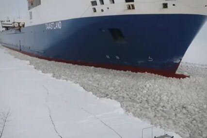 Genijalna, ali opasna ideja URODILA PLODOM: Čovjek je imao JEDNU ŠANSU da se ukrca na brod (VIDEO)