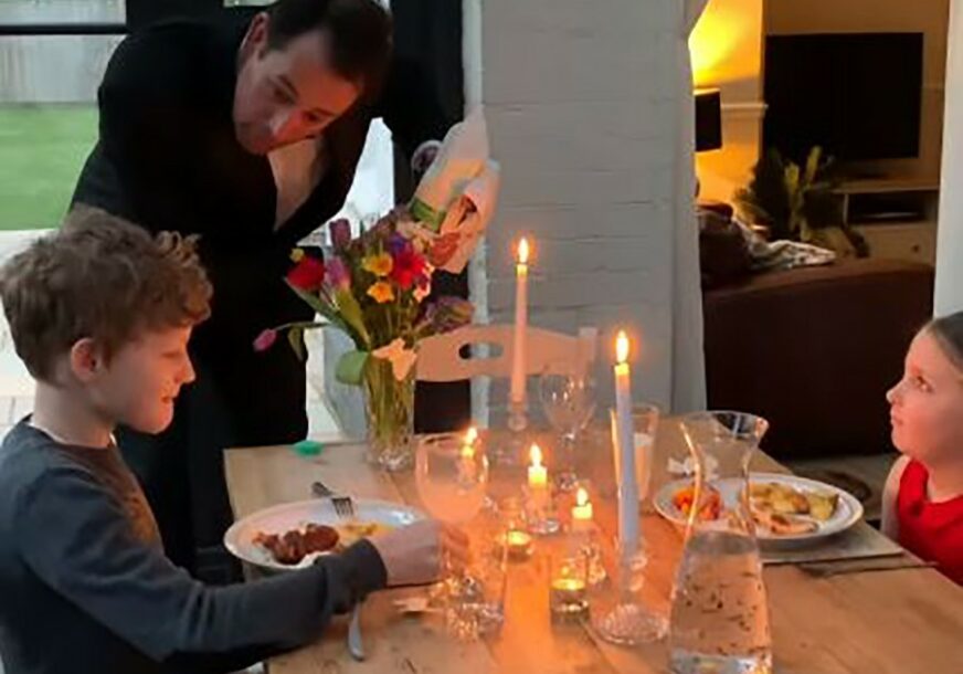 KAKO ZABAVITI PORODICU U IZOLACIJI Tata napravio djeci večeru kao u najskupljem restoranu (VIDEO)